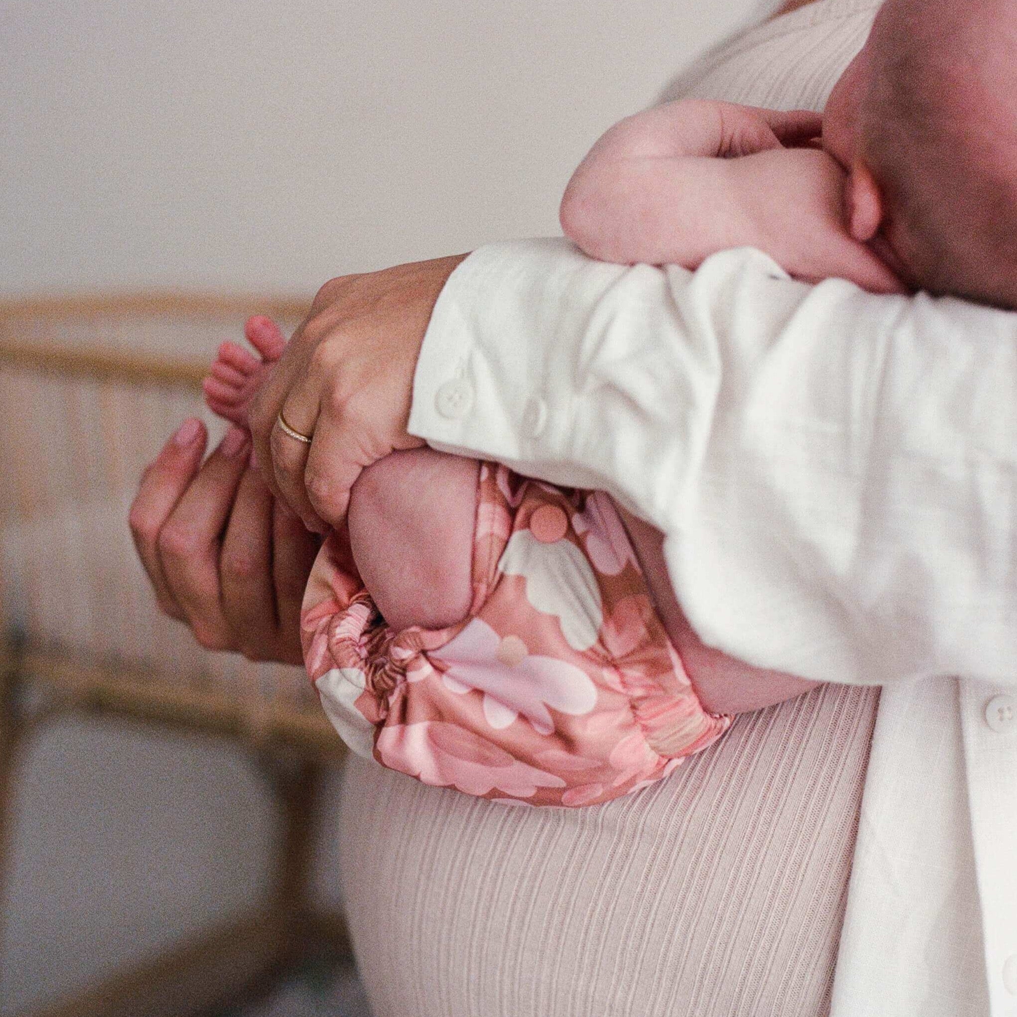 bare-and-boho-newborn-flexi-cover-2-0-couche-lavable-posy-bambou image 2
